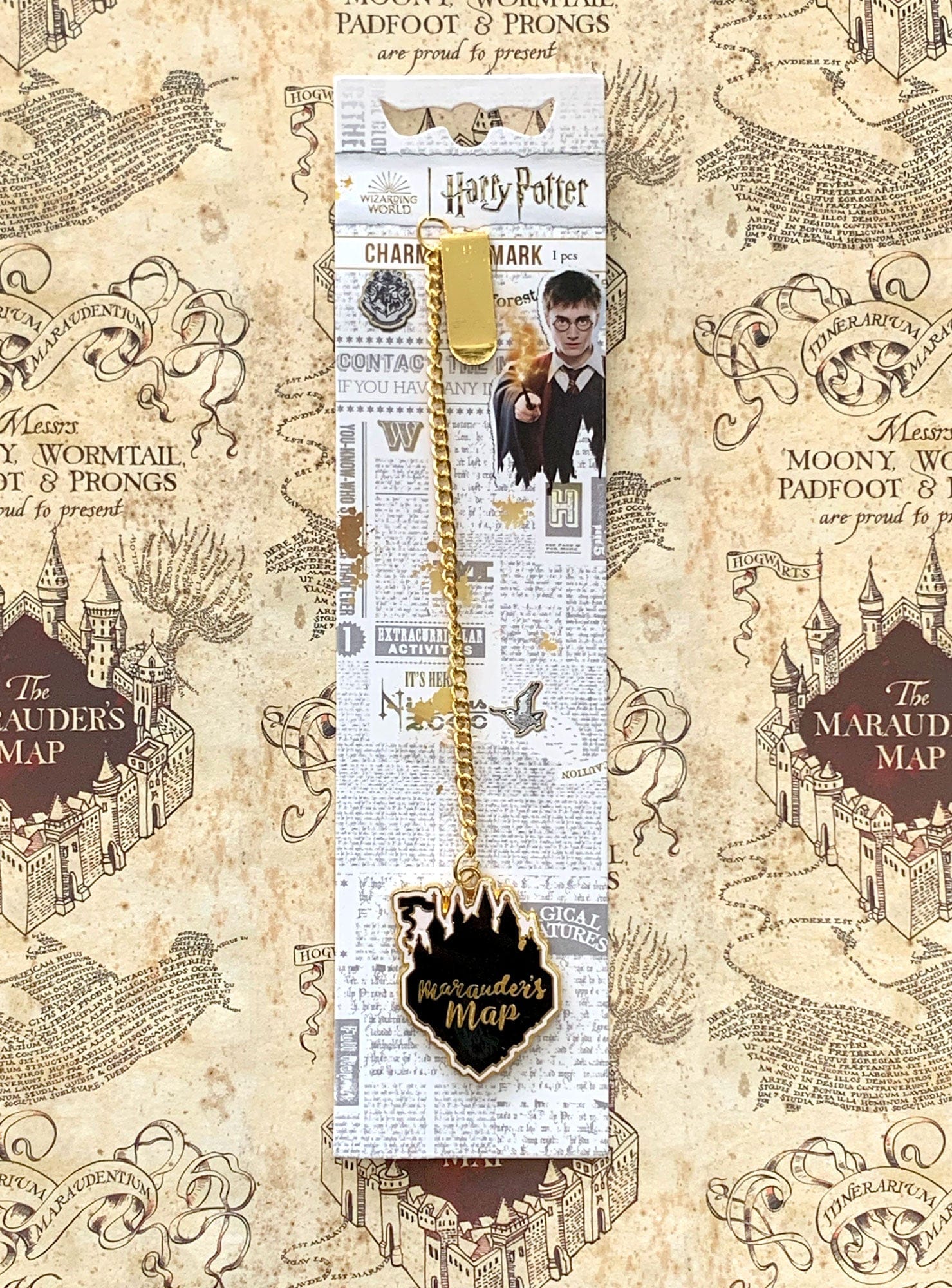 BMEN-0006E - Harry Potter Bookmark - Marauder's Map Charm - Gold chain bookmark with black Marauder's Map charm featuring gold text, displayed on Harry Potter packaging against a beige Marauder's Map background